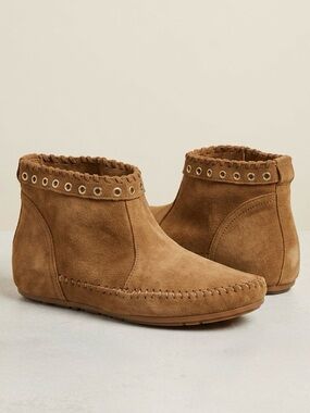🄷&🄼 Suede Moccasin in brown tan size 8
